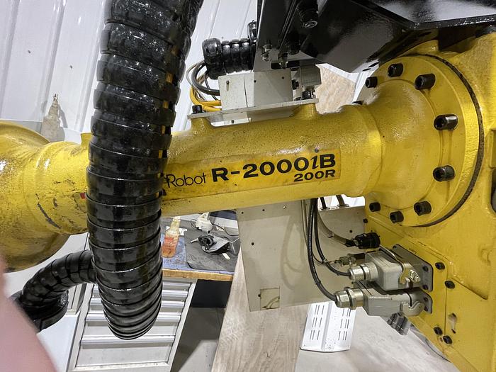 Used FANUC R2000iB/200R WITH R30iA CONTROLLER