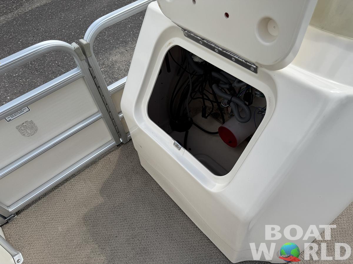 Used 2004 Sweetwater 2222 DF Pontoon WITH SEA LEGS