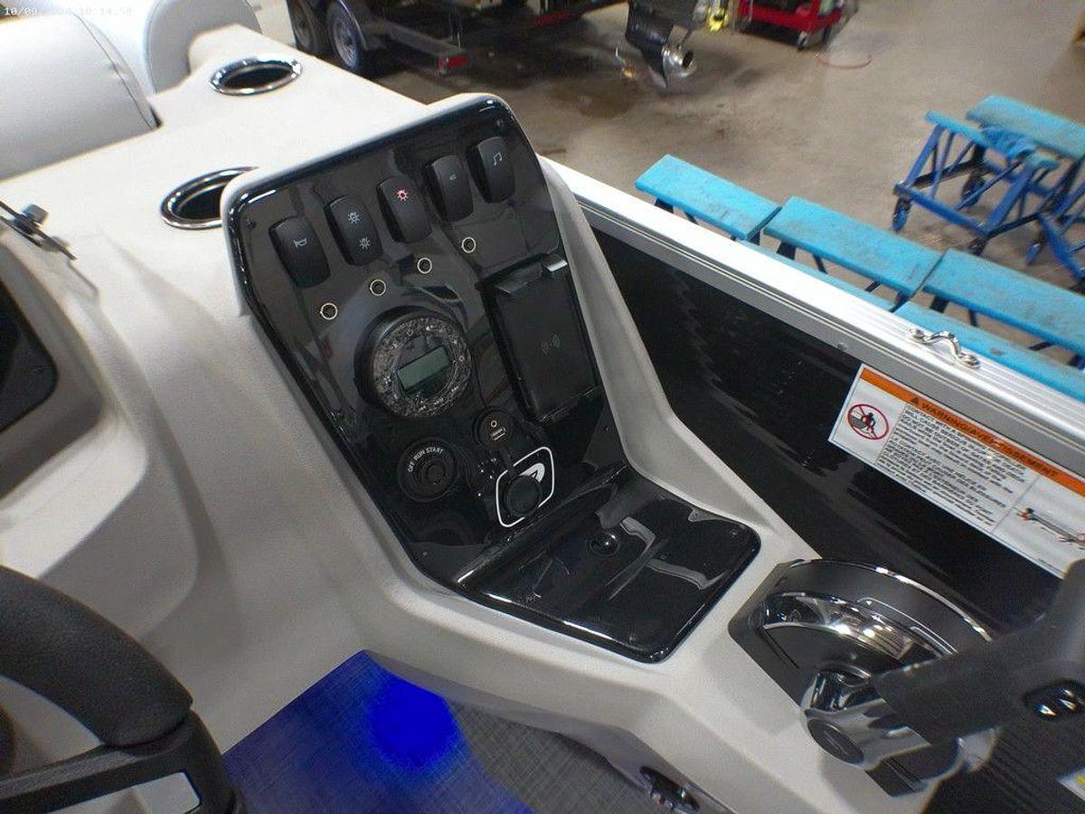 2025 Princecraft Vectra 23 RL Swingback Lounge Pontoon & Mercury 4-Stroke EFI