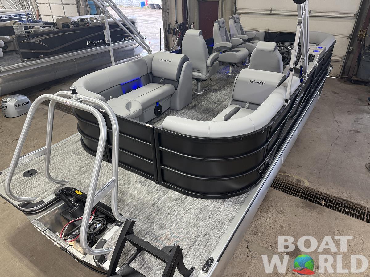 2026 Bentley Pontoons Legacy 220 Navigator DL Quad Lounge