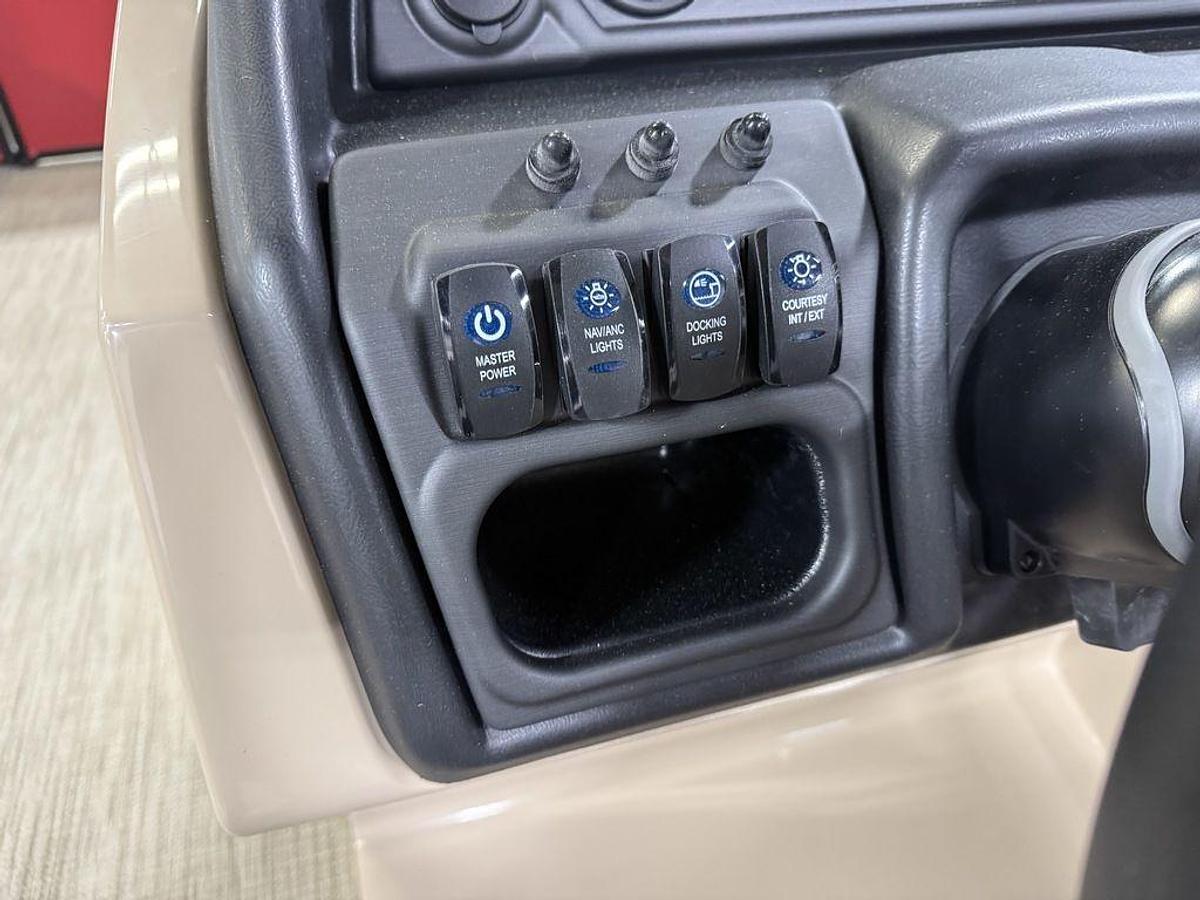 2025 Bentley Pontoons Legacy 200 Navigator Quad Lounge & Honda 4-Stroke EFI