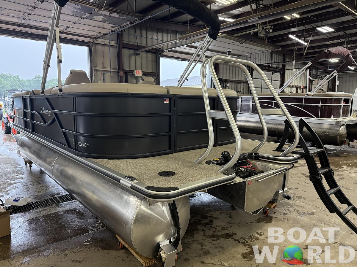 2025 Bentley Pontoons Legacy 220 Navigator Quad Lounge & Honda 4-Stroke EFI