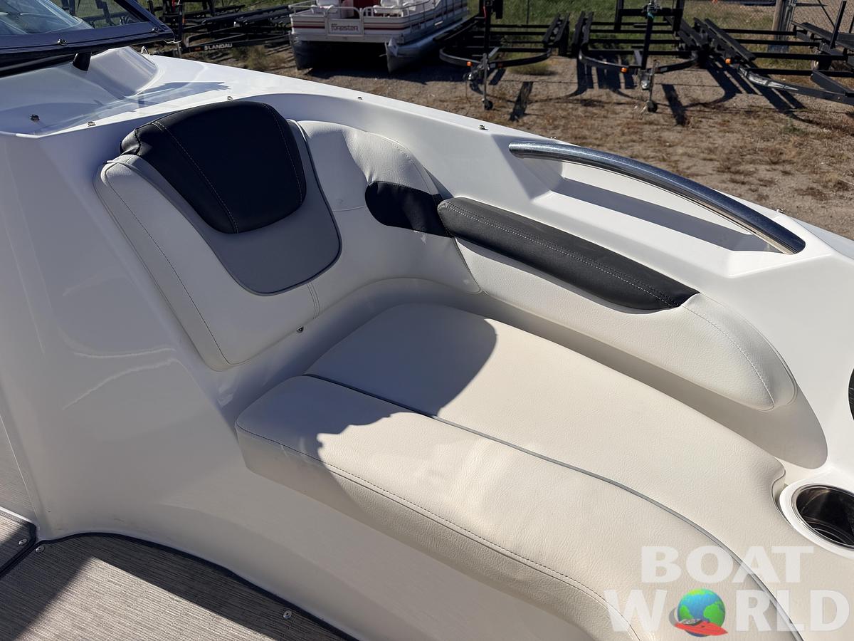 Used 2017 Rinker QX19 Bowrider & 250HP 4.5L V6 Mercruiser -$17,995
