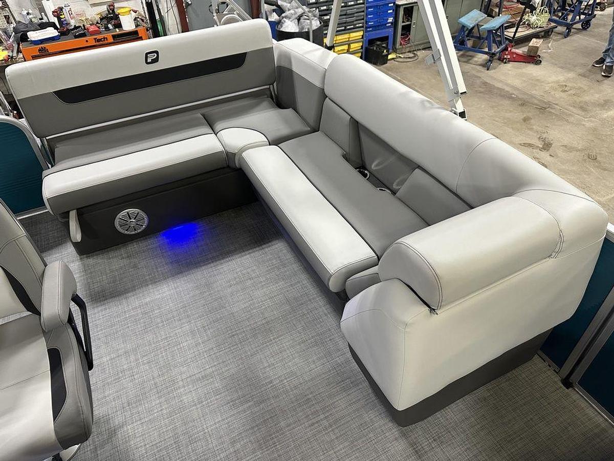 2025 Princecraft Vectra 23 RL Swingback Lounge Pontoon & Mercury 4-Stroke EFI