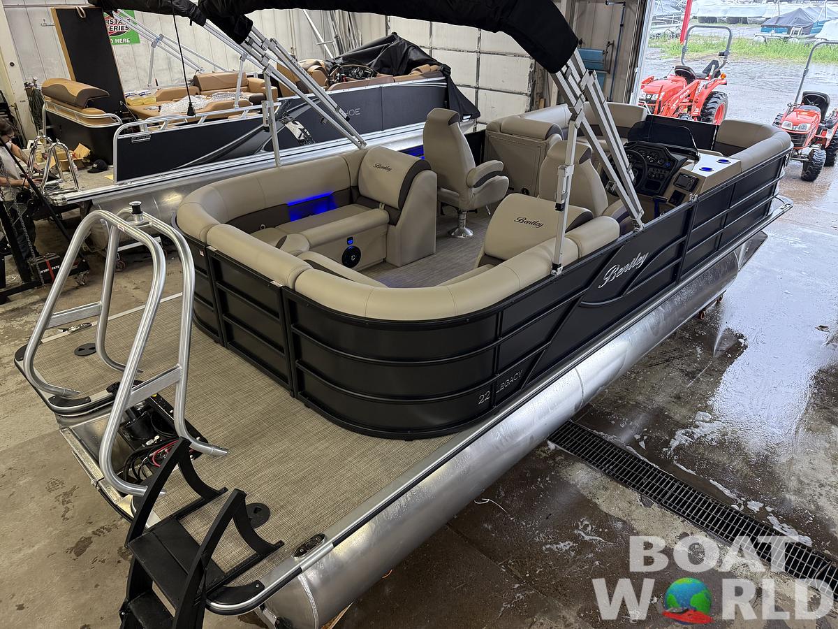 2025 Bentley Pontoons Legacy 220 Navigator Quad Lounge & Honda 4-Stroke EFI