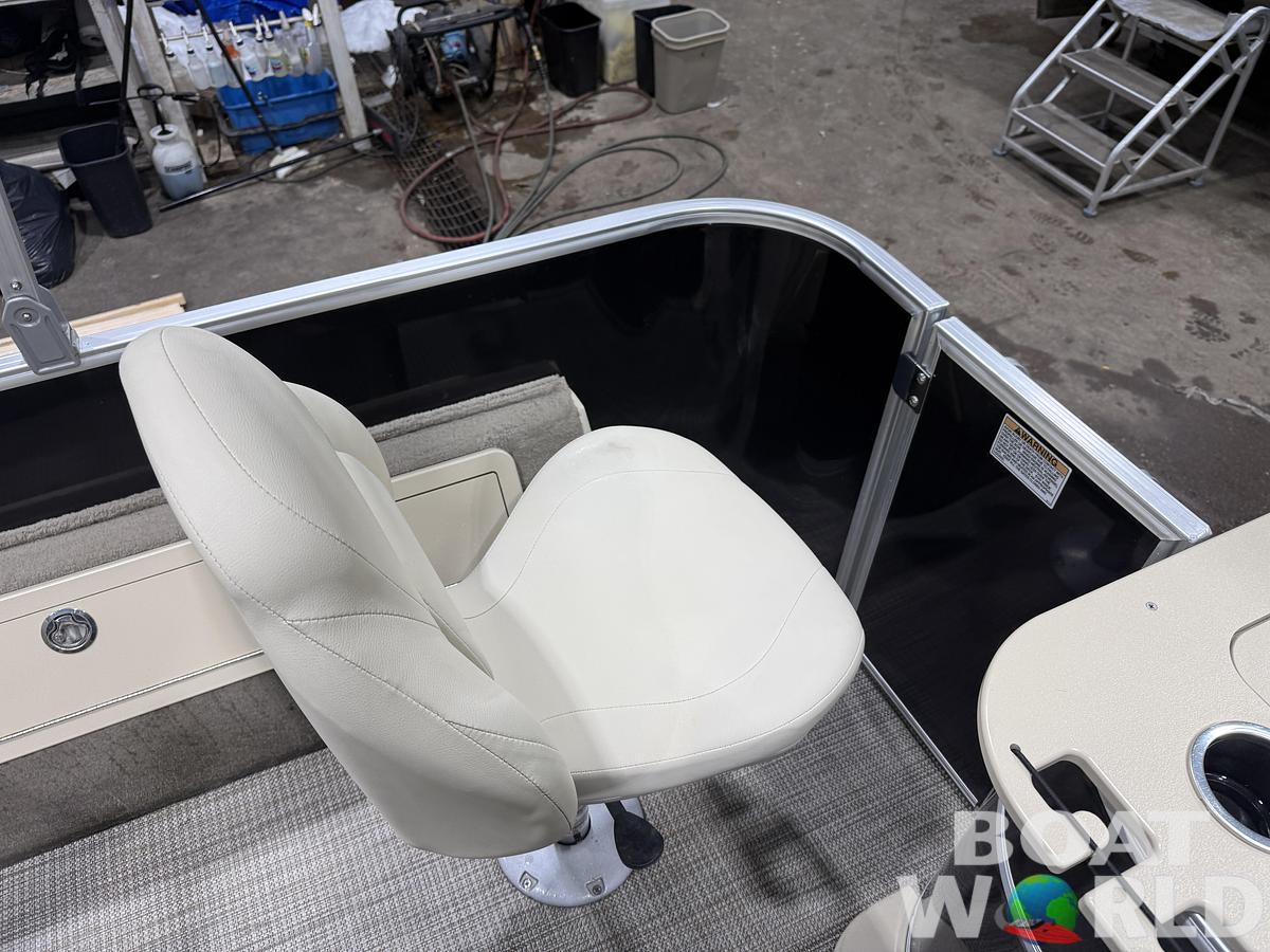 Used 2017 Sylvan 820 Fish & Cruise Pontoon