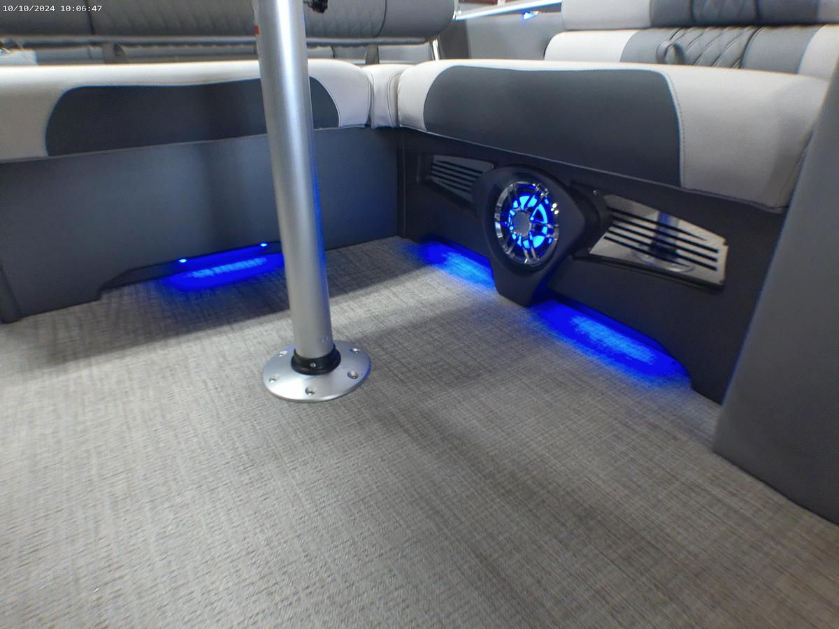 2025 Tahoe Pontoons Cascade 2385 Swingback Tritoon & 225HP 4-Stroke EFI