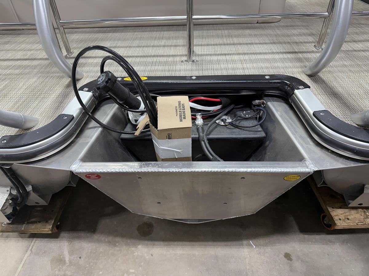 2025 Bentley Pontoons Legacy 223 Swingback Tritoon & Honda 4-Stroke EFI