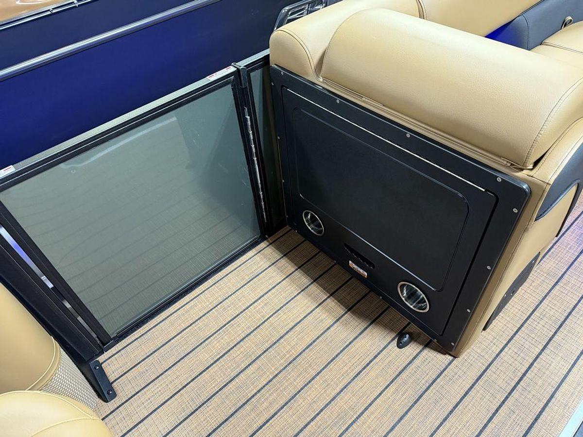 2025 Bentley Pontoons Elite 223 Swingback Tritoon & Honda 4-Stroke EFI