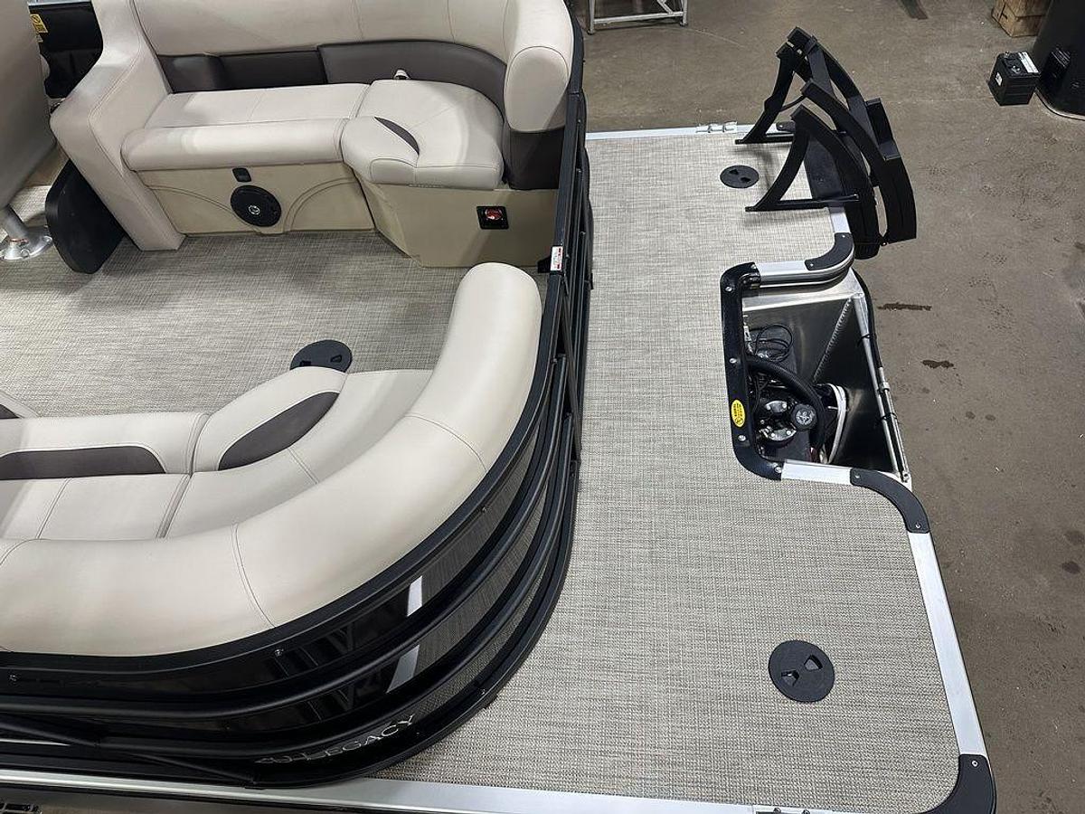 2025 Bentley Pontoons Legacy 200 Navigator Quad Lounge & Honda 4-Stroke EFI