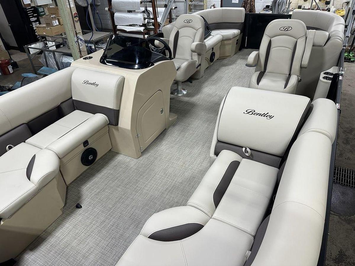 2025 Bentley Pontoons Legacy 200 Navigator Quad Lounge & Honda 4-Stroke EFI