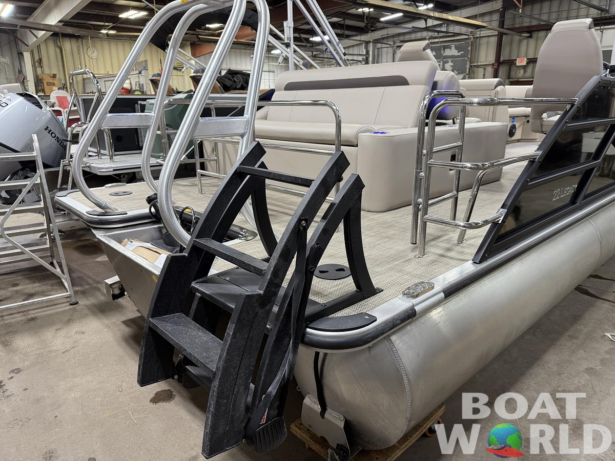 2025 Bentley Pontoons Legacy 223 Swingback Tritoon & Honda 4-Stroke EFI