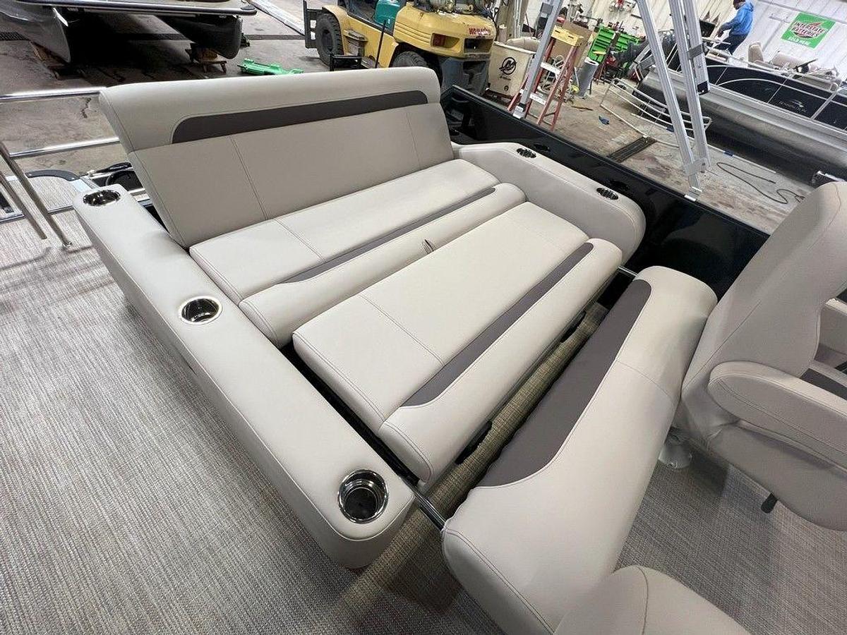 2025 Bentley Pontoons Legacy 200 Swingback & Honda 4-Stroke EFI