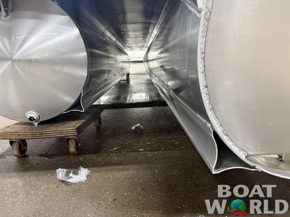 2026 Tahoe Pontoons LTZ 2385 Swingback (VRB) Windshield Tritoon