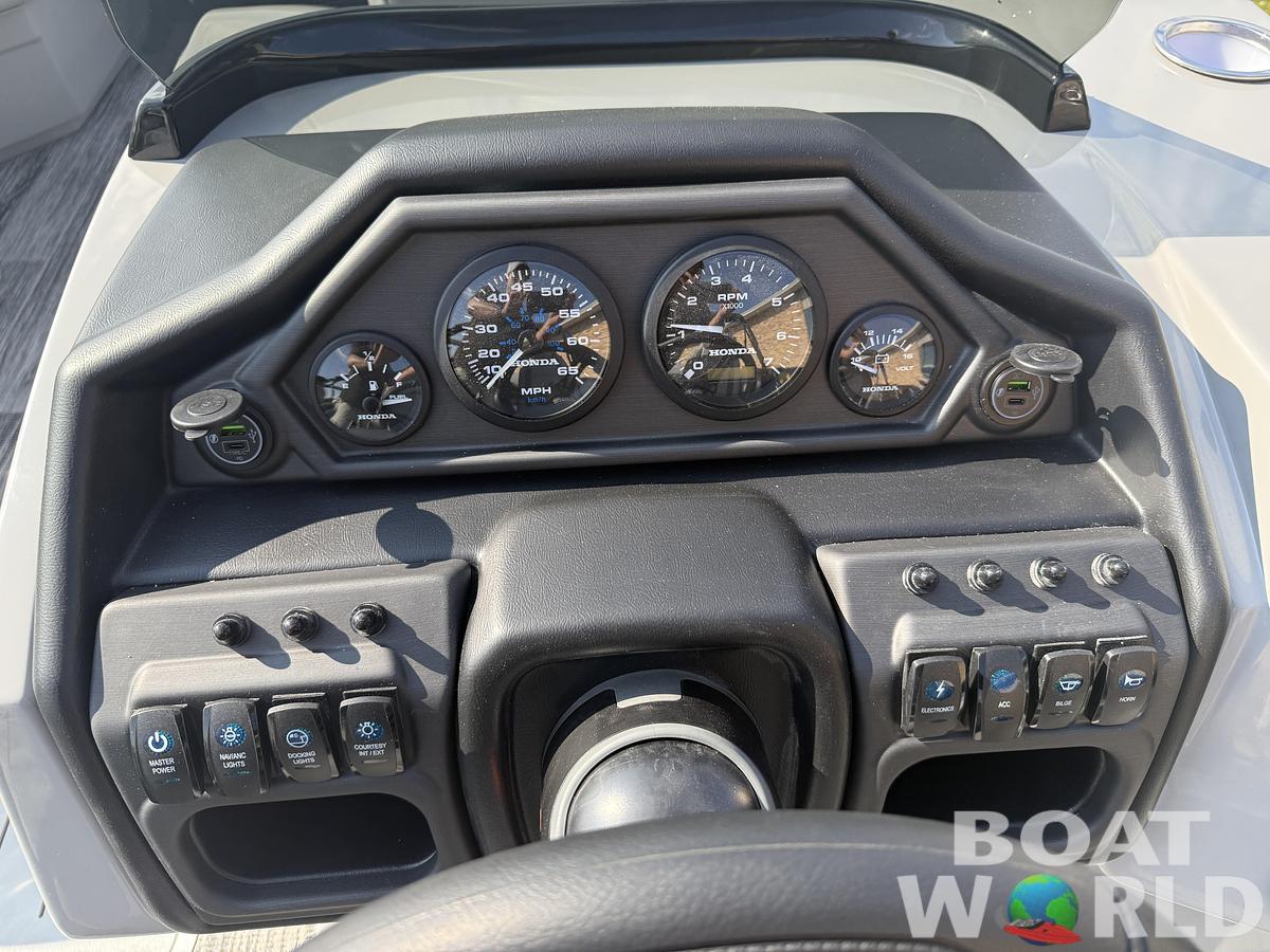 2026 Bentley Pontoons Legacy 223 Swingback Tritoon & Honda 4-Stroke EFI