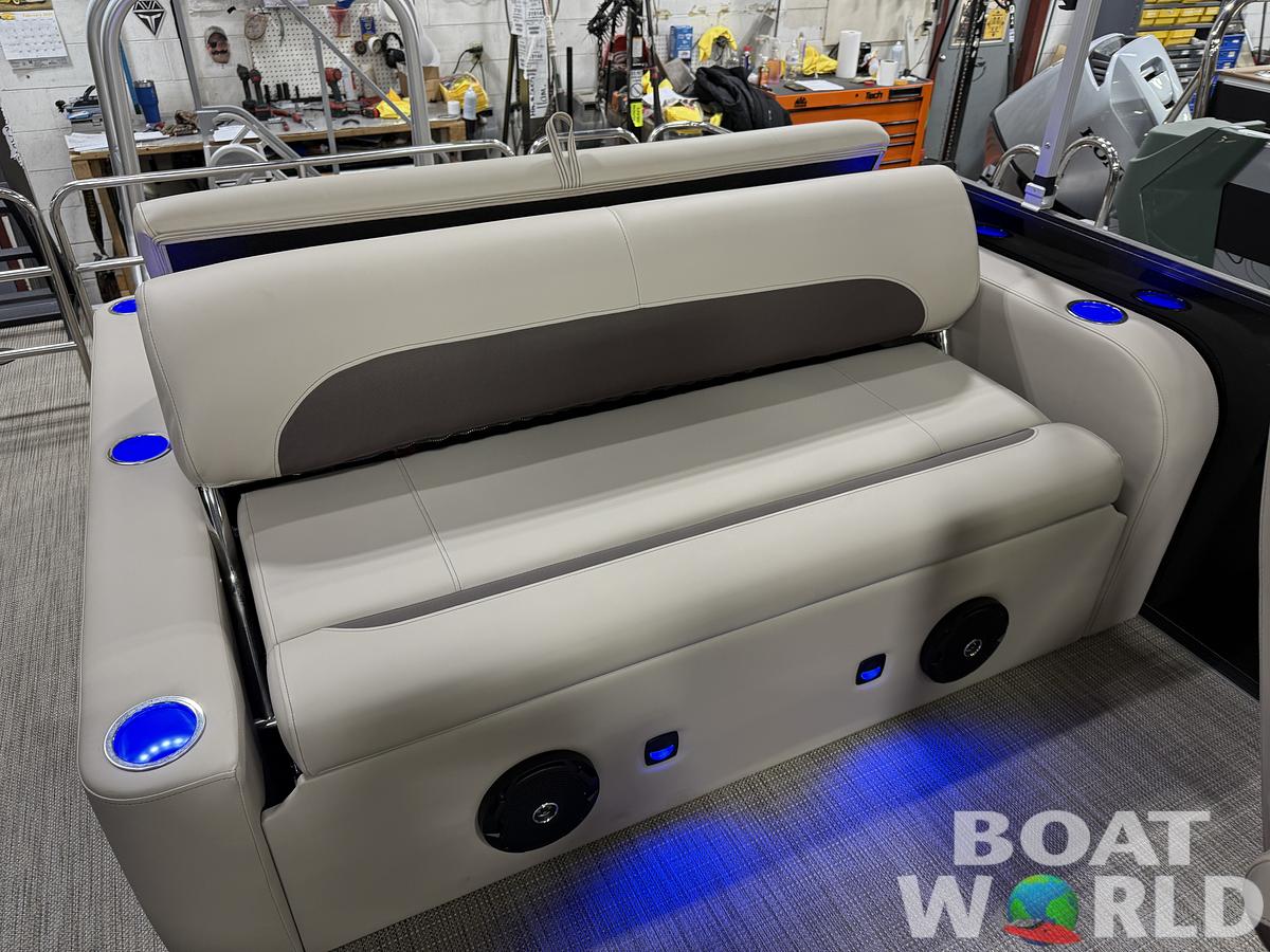 2025 Bentley Pontoons Legacy 223 Swingback Tritoon & Honda 4-Stroke EFI