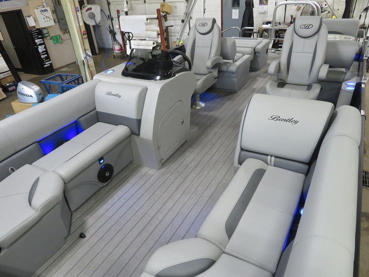 2025 Bentley Pontoons Legacy 223 QSB Swingback Tritoon & Honda 4-Stroke EFI