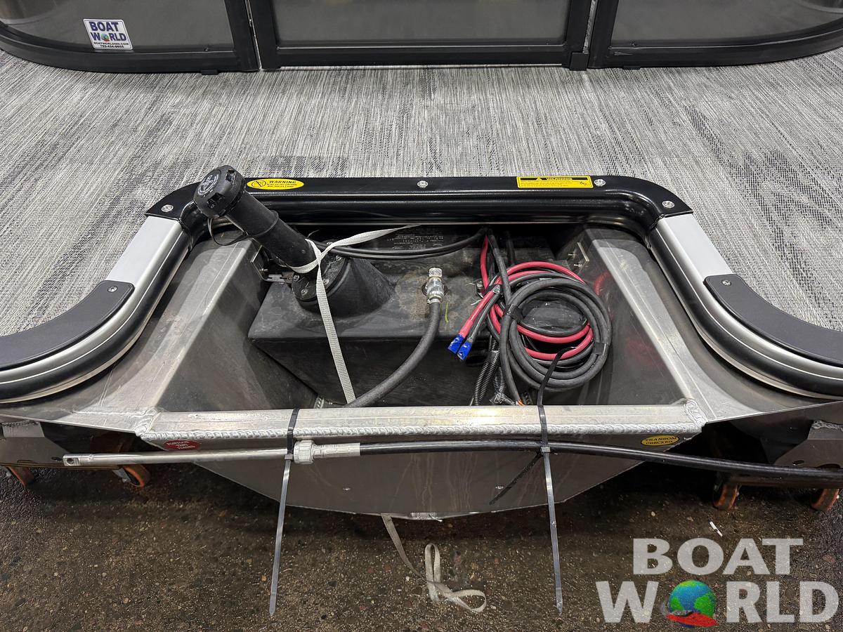 2026 Bentley Pontoons Legacy 220 Navigator Quad Lounge