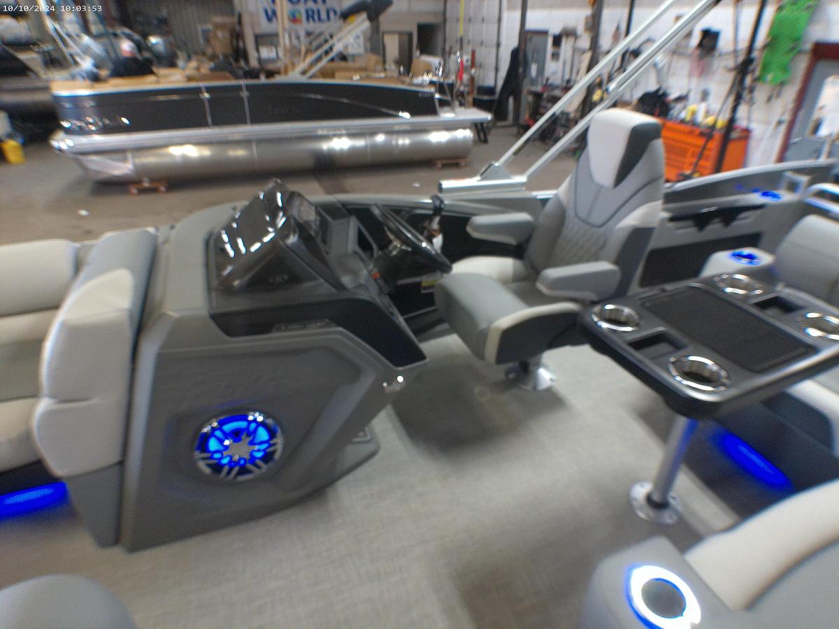 2025 Tahoe Pontoons Cascade 2385 Swingback Tritoon & 225HP 4-Stroke EFI