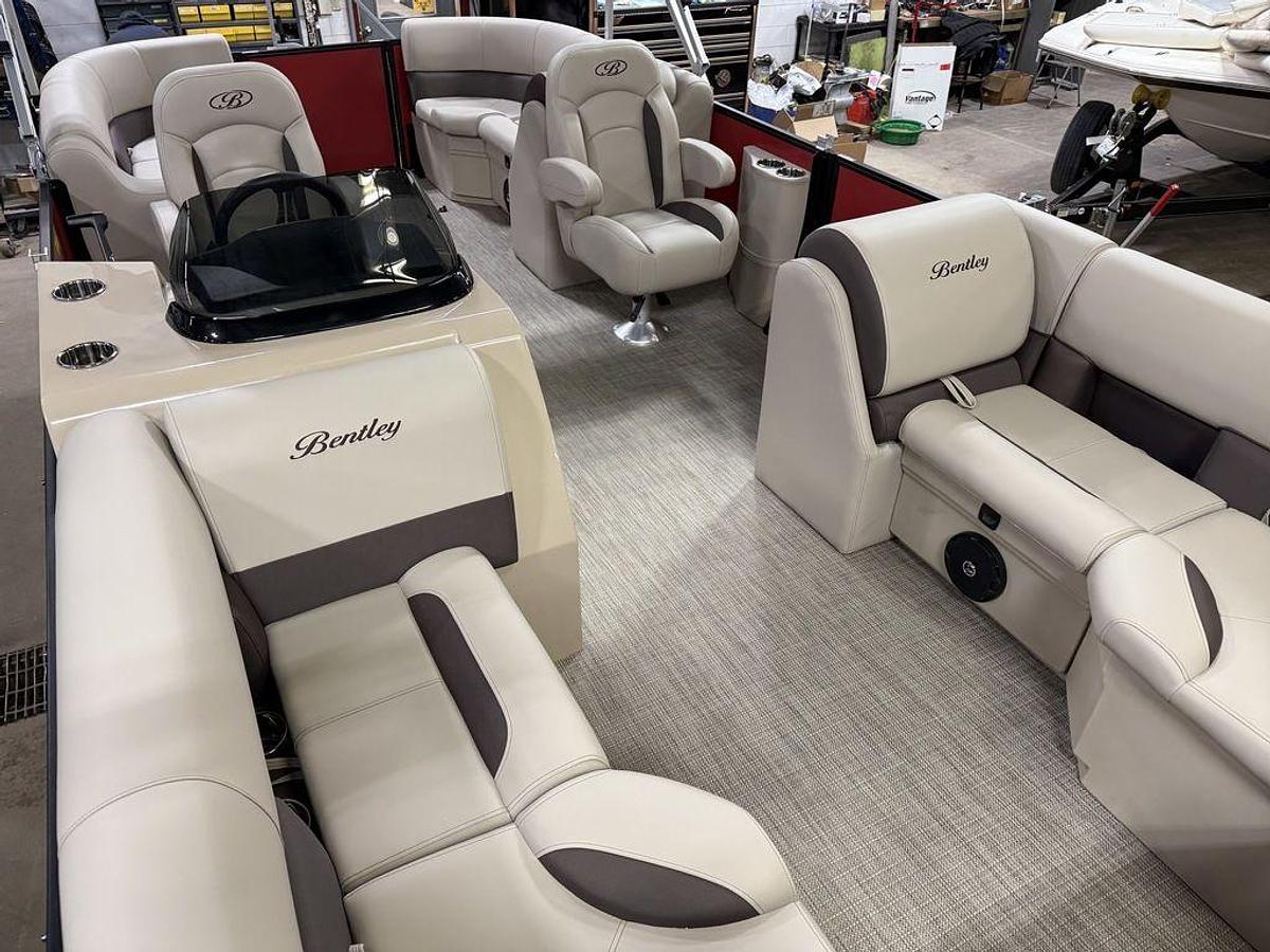 2025 Bentley Pontoons Legacy 200 Navigator Quad Lounge & Honda 4-Stroke EFI