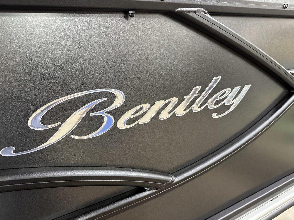 2025 Bentley Pontoons Legacy 220 Navigator Quad Lounge & Honda 4-Stroke EFI