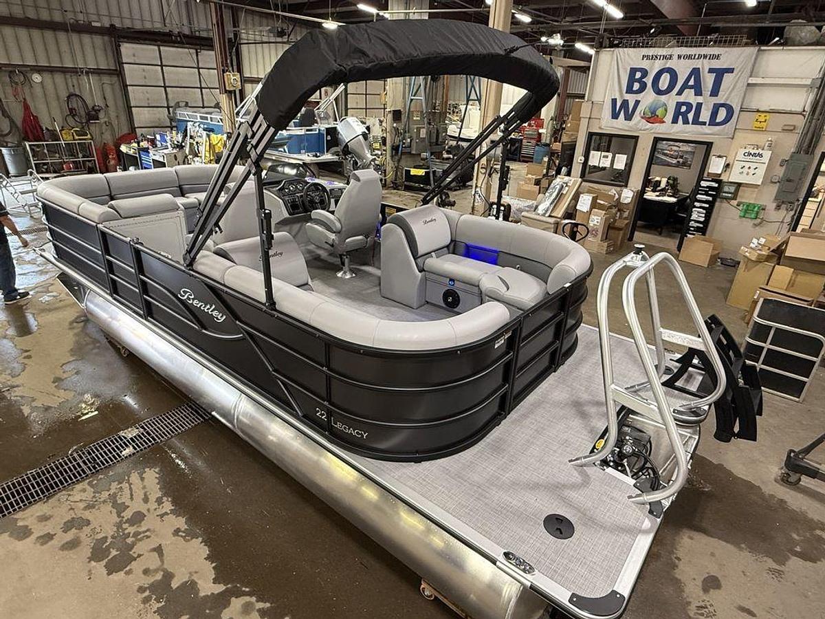 2025 Bentley Pontoons Legacy 220 Navigator Quad Lounge & Honda 4-Stroke EFI