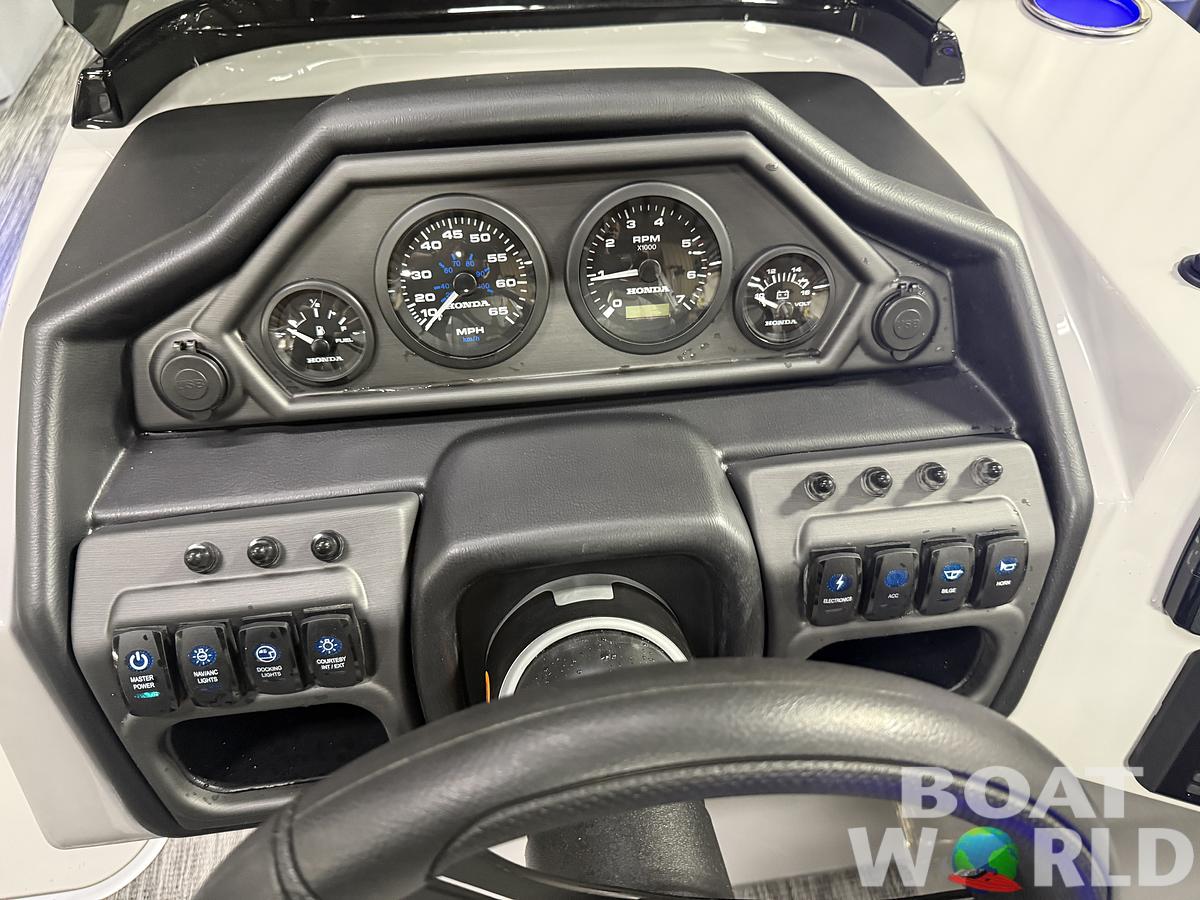 2026 Bentley Pontoons Legacy 223 Navigator Quad Lounge Tritoon 