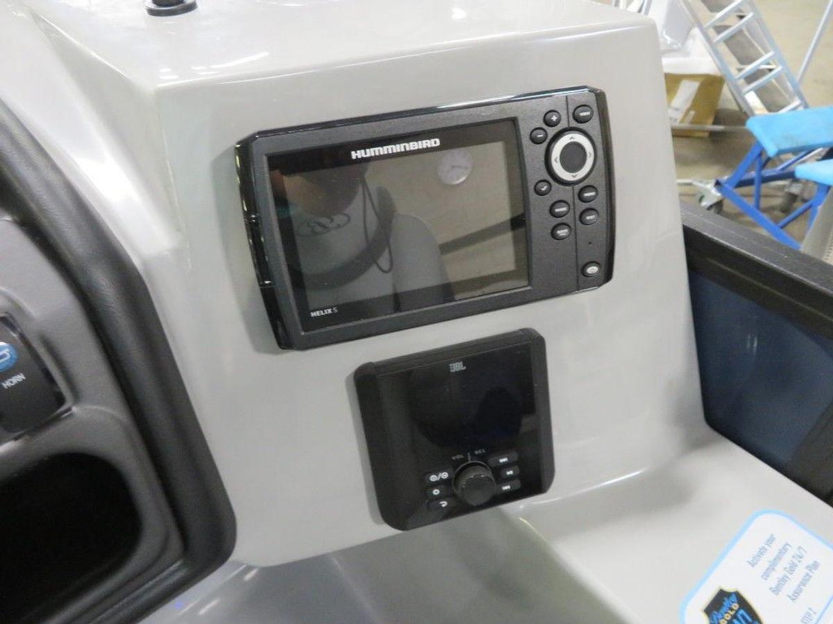 2025 Bentley Pontoons Legacy 223 QSB Swingback Tritoon & Honda 4-Stroke EFI