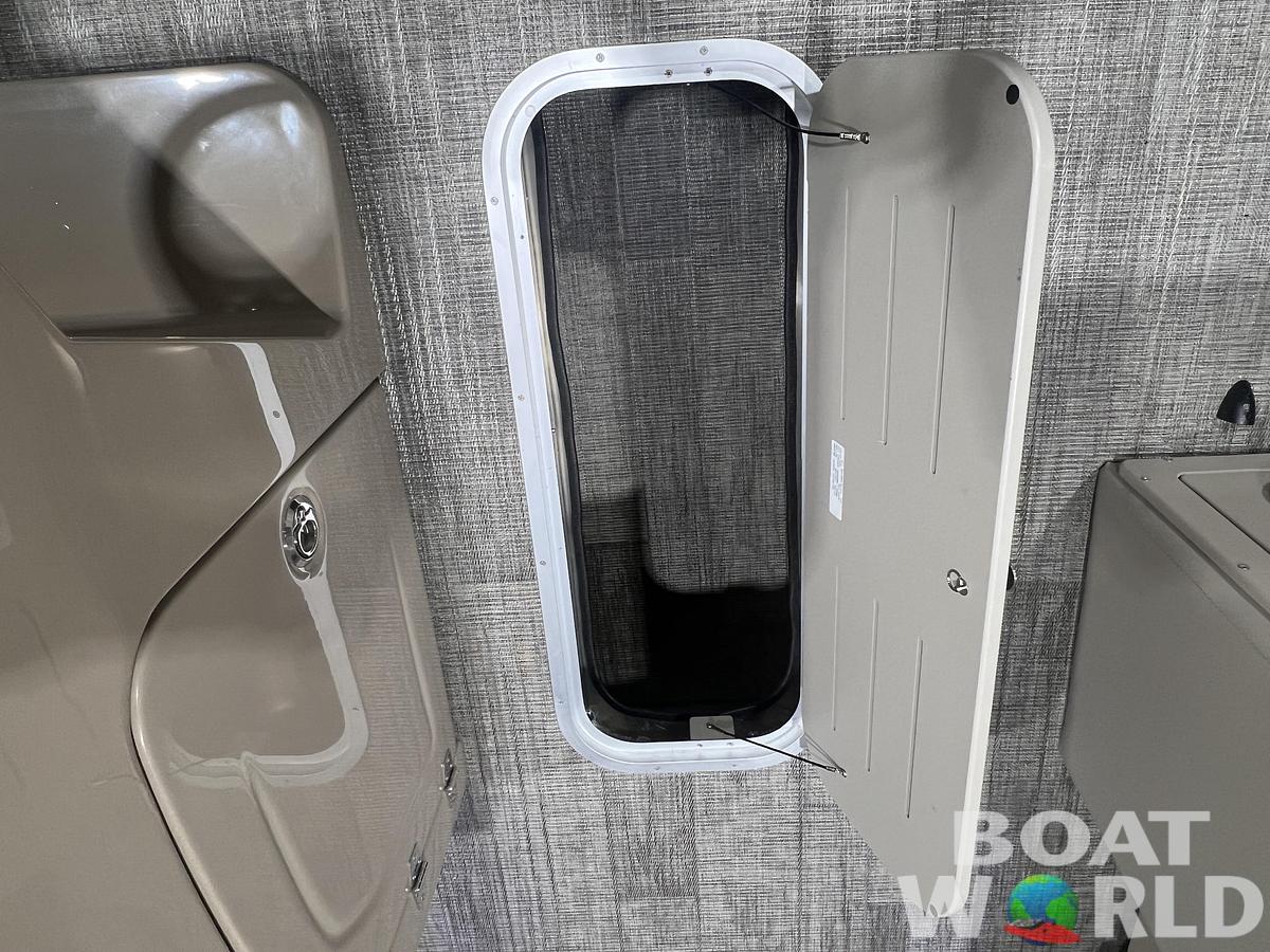 2026 Bentley Pontoons Legacy 223 Swingback Tritoon