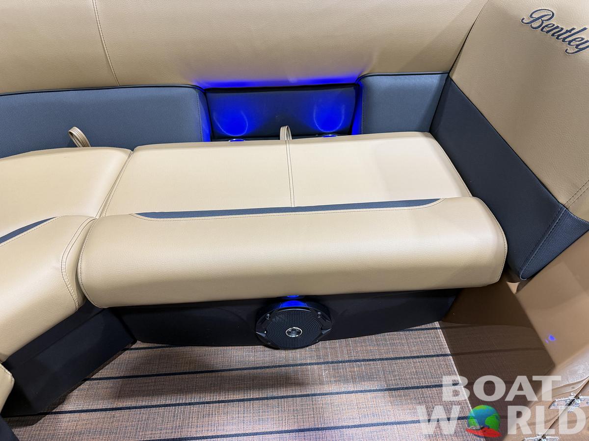 2026 Bentley Legacy 300HP Navigator Quad Lounge Tritoon $67995