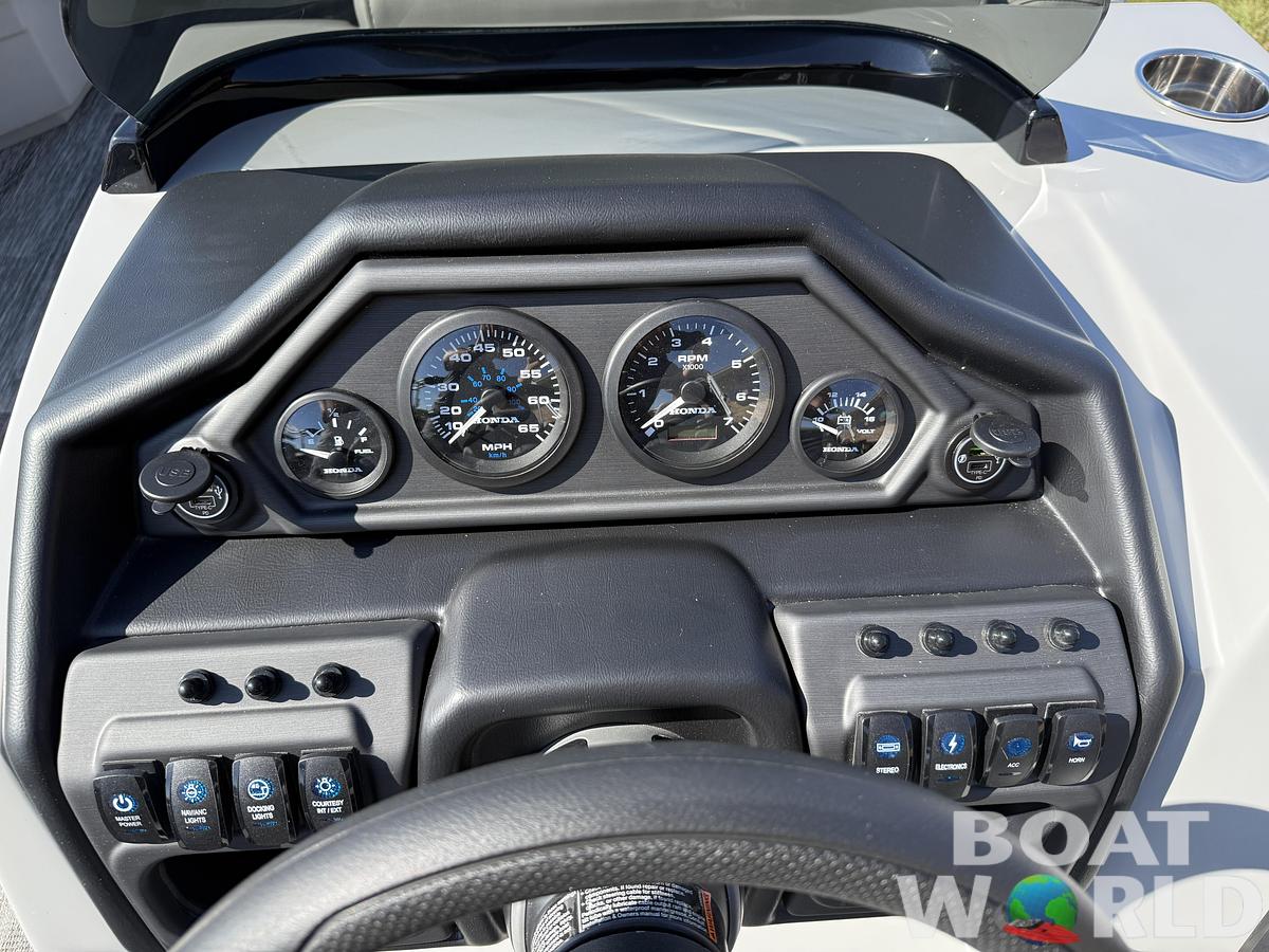 2026 Bentley Pontoons Legacy 220 Navigator Quad Lounge 