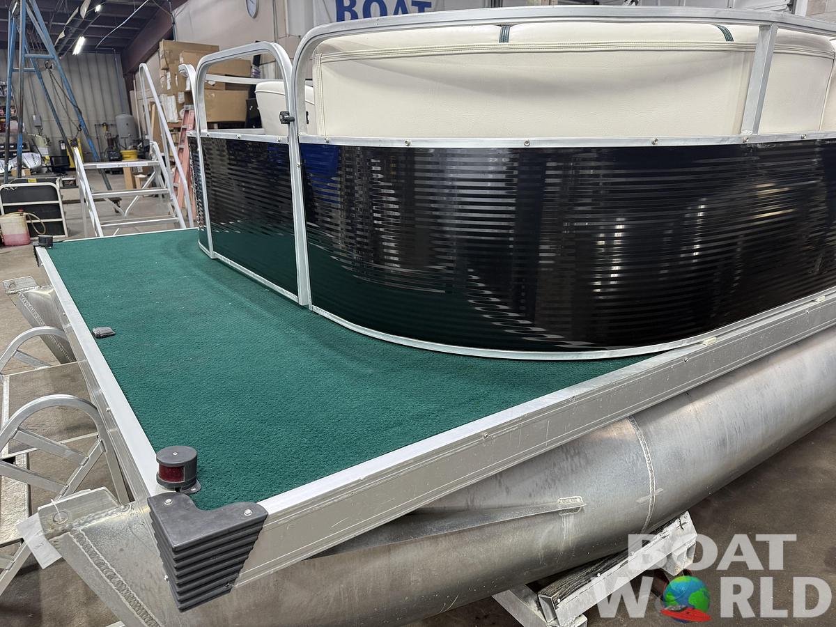 Used 2005 Leisure Island 2021 & 40HP