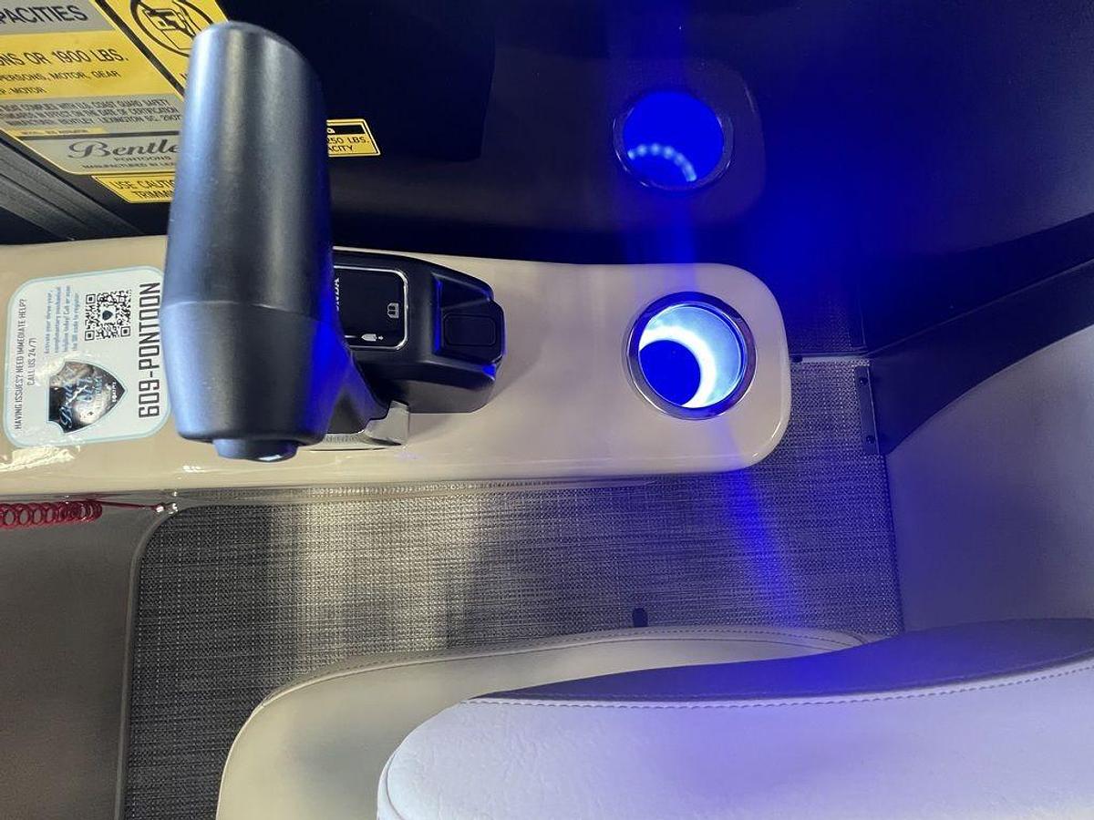 2024 Bentley Pontoons Legacy 200 Navigator Quad Lounge & Honda 4-Stroke EFI