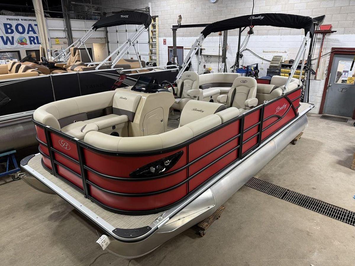 2025 Bentley Pontoons Legacy 200 Navigator Quad Lounge & Honda 4-Stroke EFI