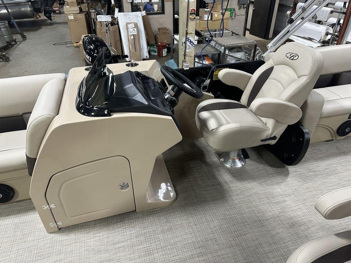 2025 Bentley Pontoons Legacy 200 Navigator Quad Lounge & Honda 4-Stroke EFI