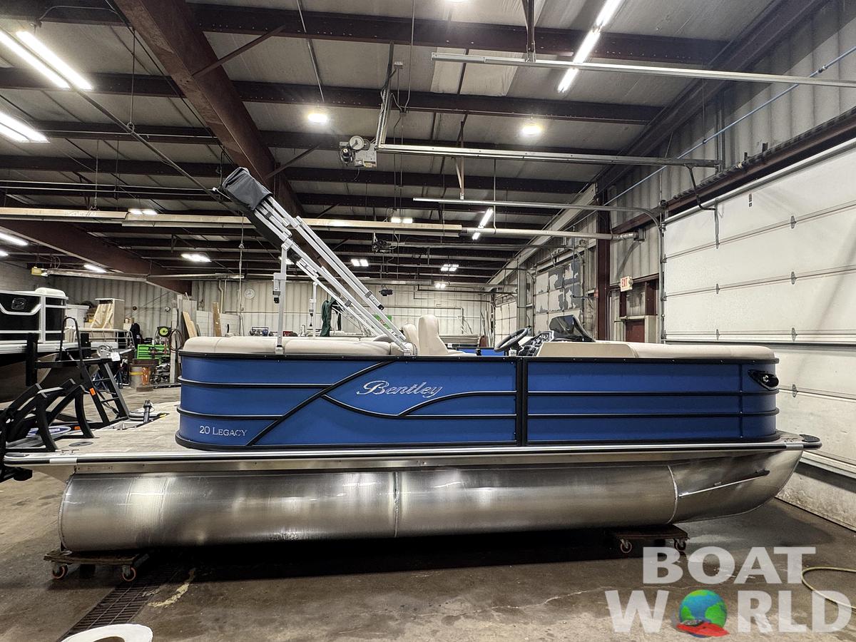 2026 Bentley Pontoons Legacy 220 Navigator Quad Lounge