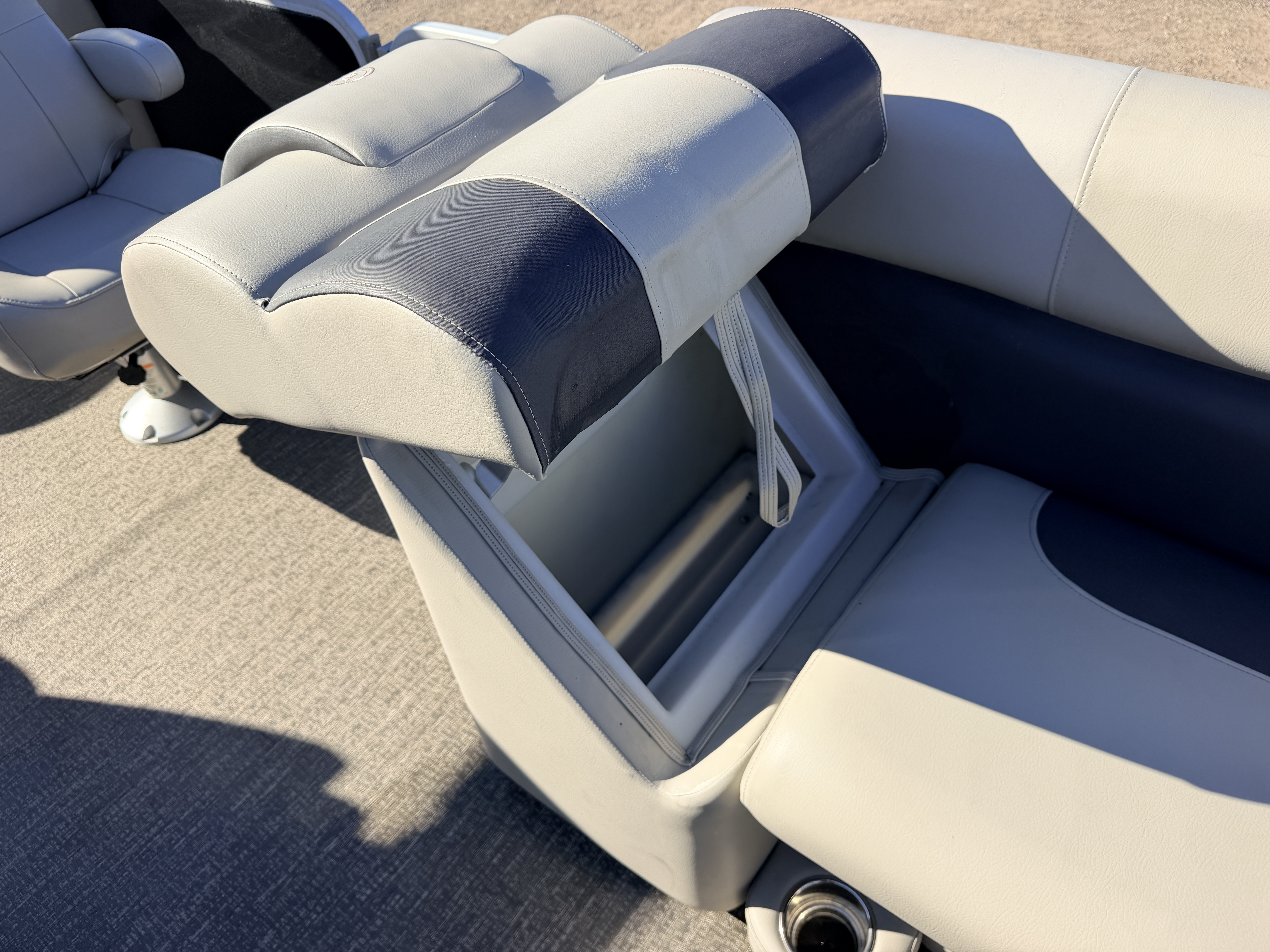 Used 2022 Premier 230 SunSpree RF & 116HP Yamaha 4Stroke -$34,995