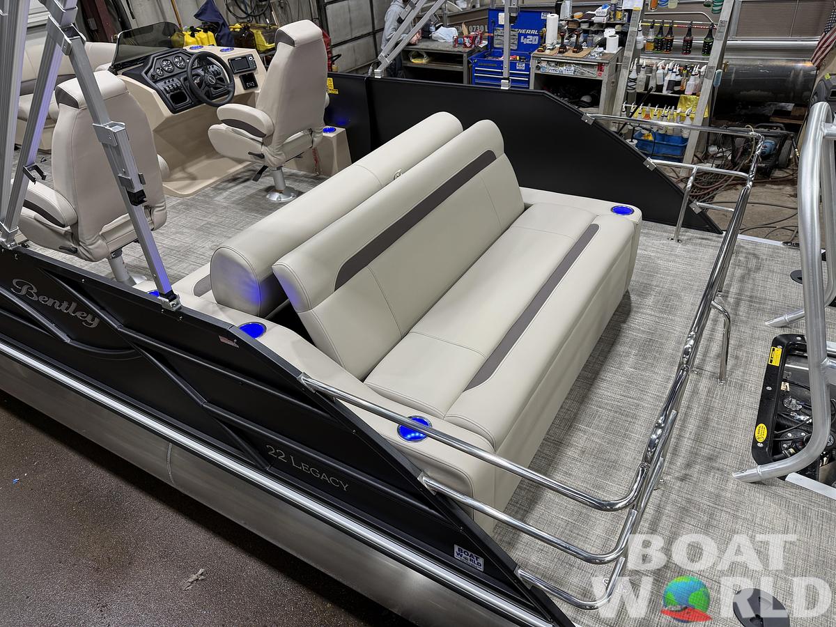 2026 Bentley Pontoons Legacy 220 Swingback 