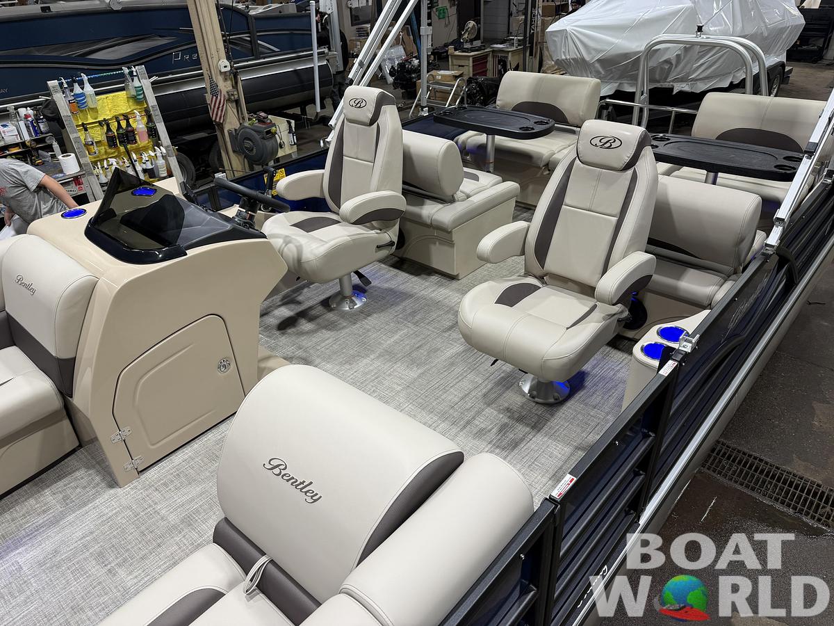 2026 Bentley Pontoons Legacy 220 QSB Swingback 