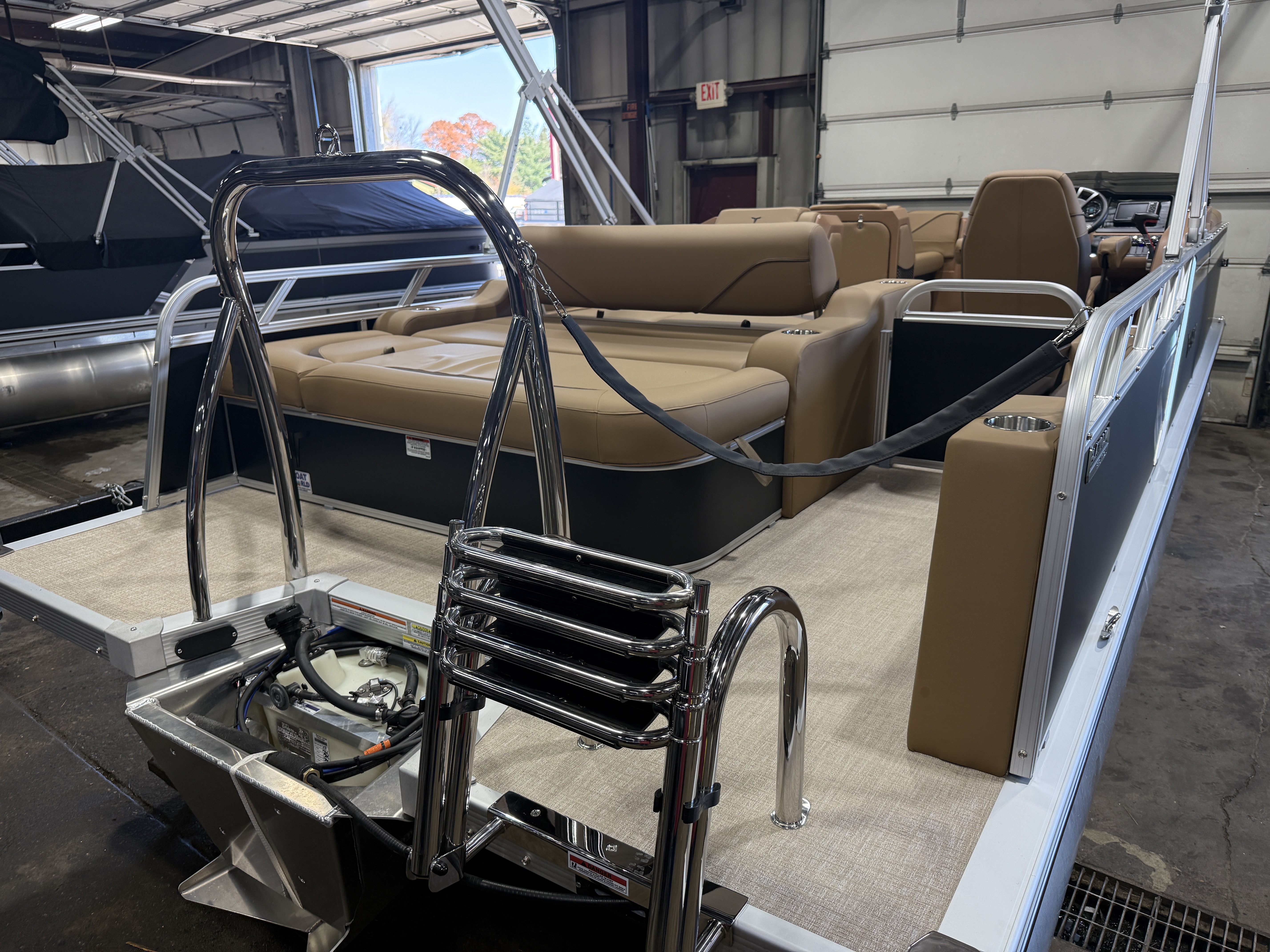 2027 Tahoe Sport VRB Premium 2385 Swingback & 4-Stroke $37995