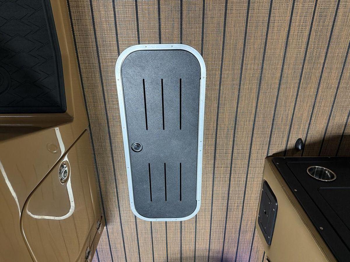 2025 Bentley Pontoons Elite 223 Swingback Tritoon & Honda 4-Stroke EFI