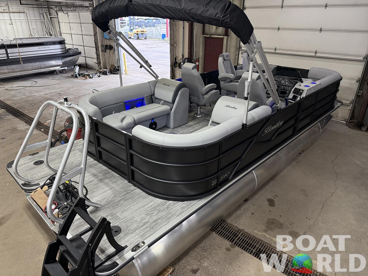 2025 Bentley Pontoons Legacy 223 Navigator Quad Lounge Tritoon & Honda 4-Stroke EFI