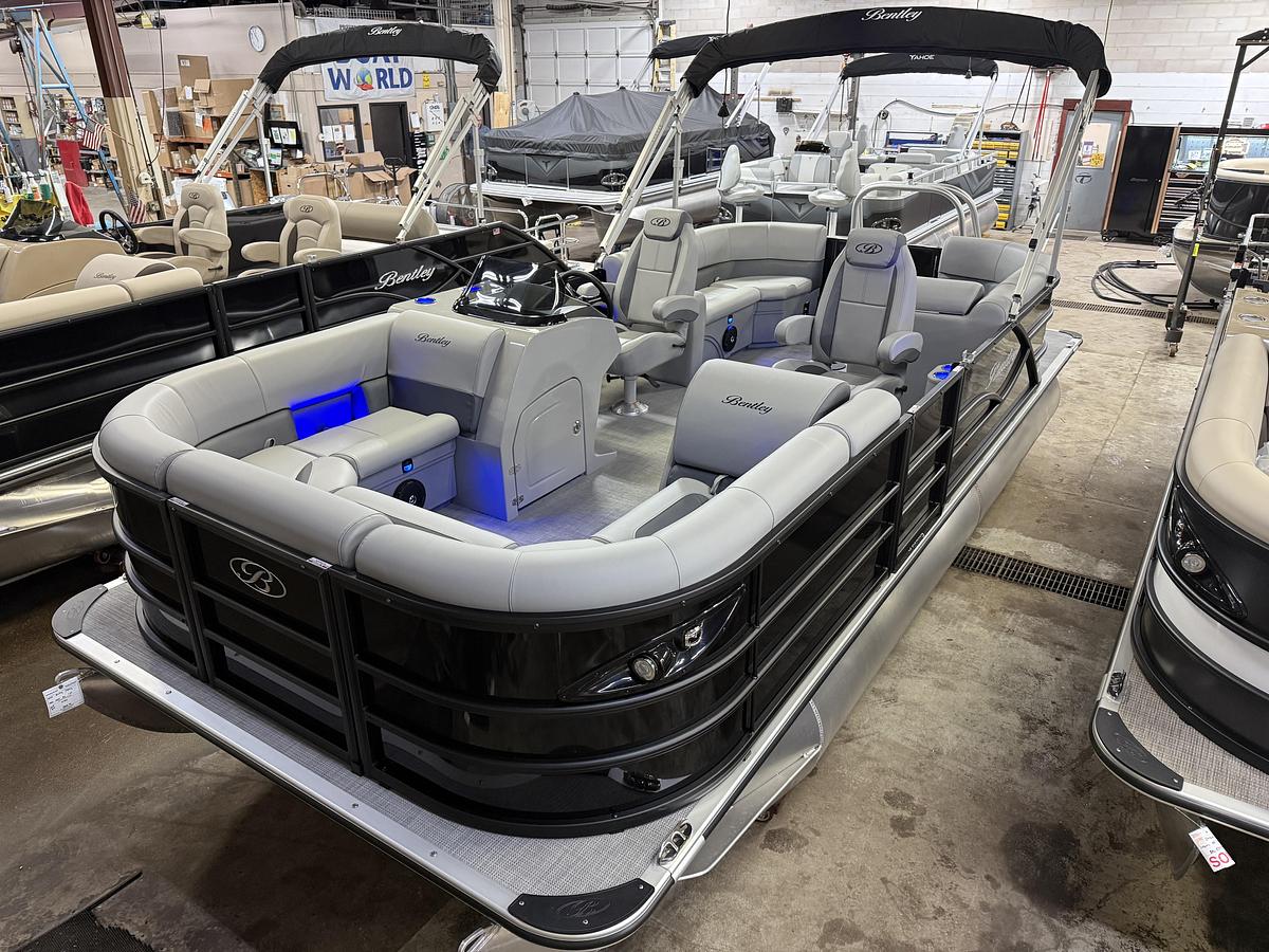 2025 Bentley Pontoons Legacy 200 Navigator Quad Lounge & Honda 4-Stroke EFI