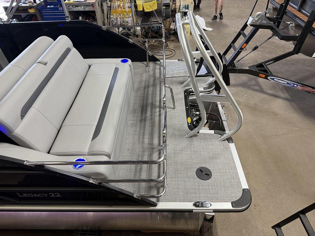 2026 Bentley Pontoons Legacy 220 Swingback & Honda 4-Stroke EFI