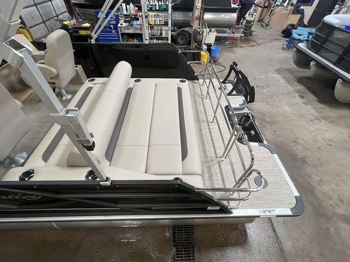 2025 Bentley Pontoons Legacy 200 Swingback & Honda 4-Stroke EFI