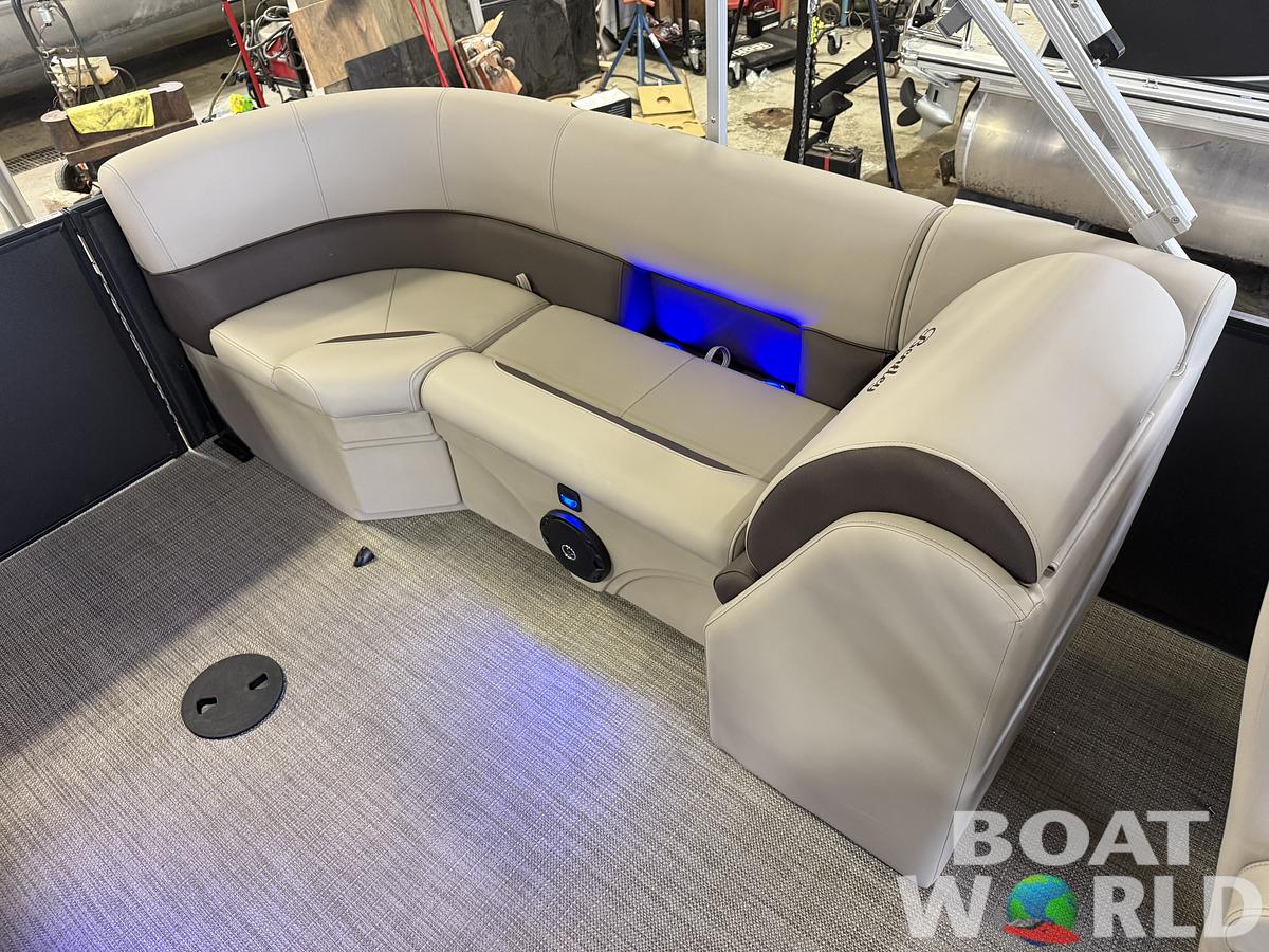2025 Bentley Pontoons Legacy 220 Navigator Quad Lounge & Honda 4-Stroke EFI