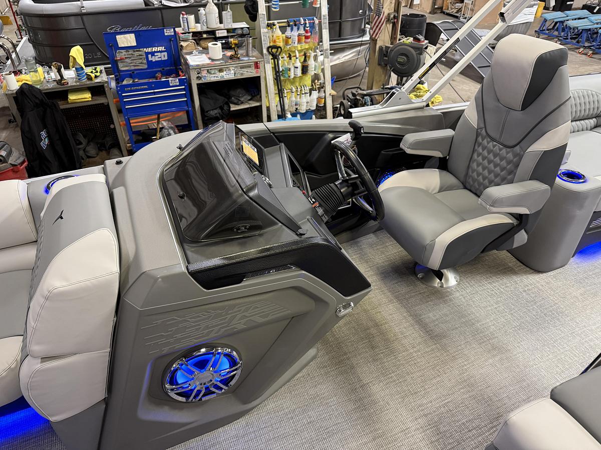 2025 Tahoe Pontoons Cascade 2385 Quad Lounge Shift Tritoon & 225HP 4-Stroke