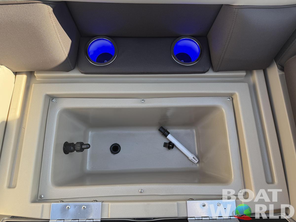 2026 Bentley Pontoons Legacy 223 Navigator DL Quad Lounge Tritoon & Honda 4-Stroke EFI