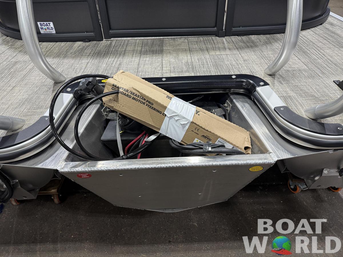 2026 Bentley Pontoons Legacy 223 Navigator Quad Lounge Tritoon