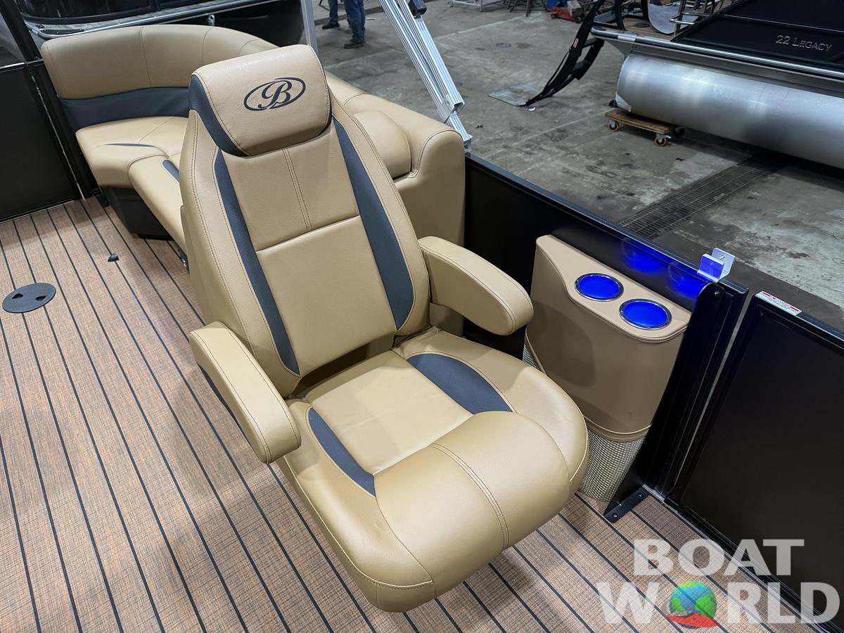 2026 Bentley Legacy 220 Navigator DL Quad Lounge $42995